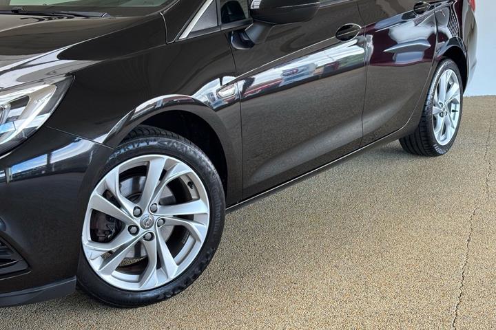 Sort Opel Astra fra 2016