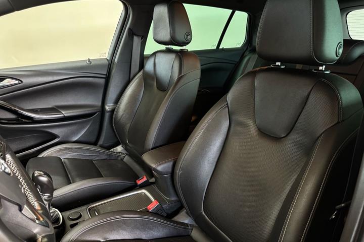 Sort Opel Astra fra 2016