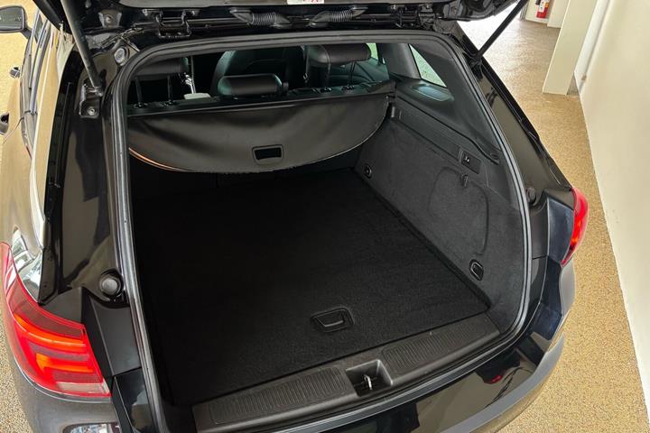 Sort Opel Astra fra 2016