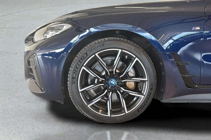 Blå BMW i4 fra 2023