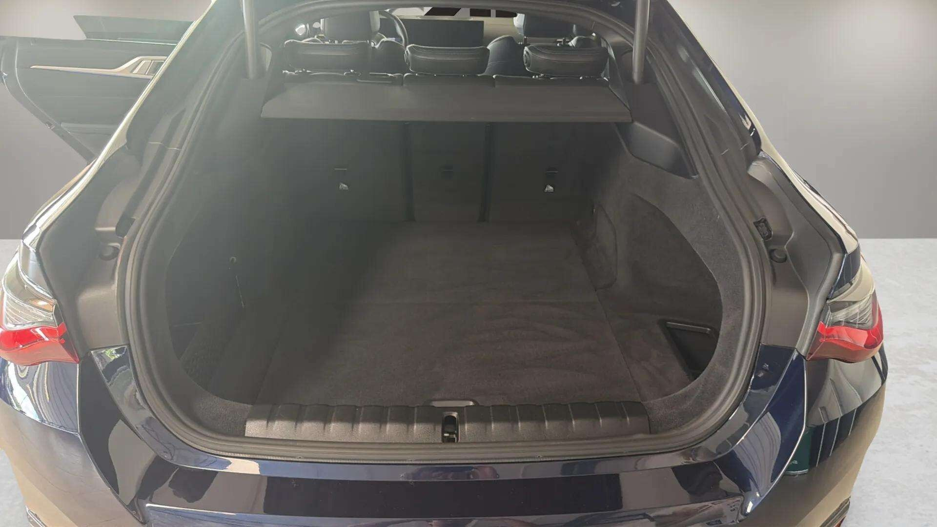 Blå BMW i4 fra 2023