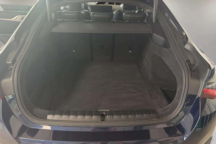 Blå BMW i4 fra 2023