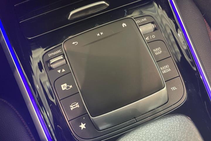 Sort Mercedes EQB300 fra 2022
