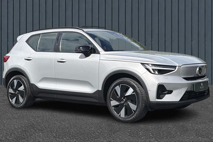 Orange Volvo XC40 fra 2024 set udefra