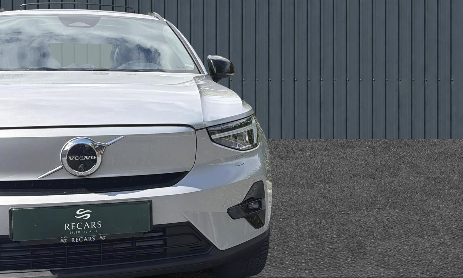 Orange Volvo XC40 fra 2024