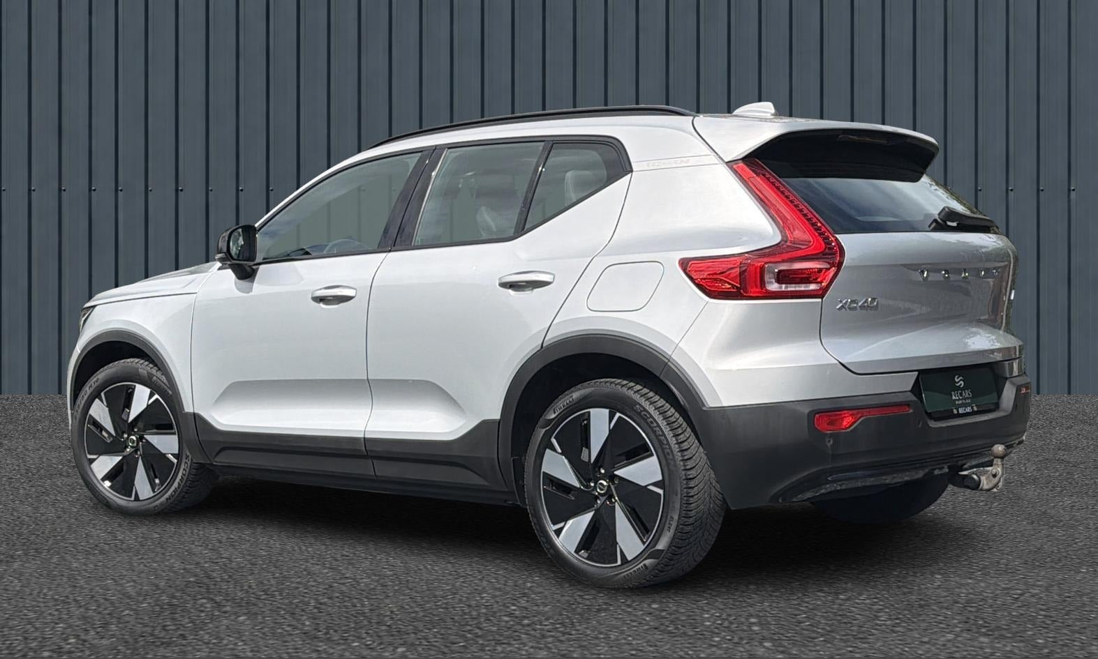 Orange Volvo XC40 fra 2024