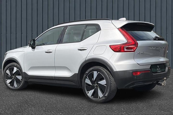 Orange Volvo XC40 fra 2024