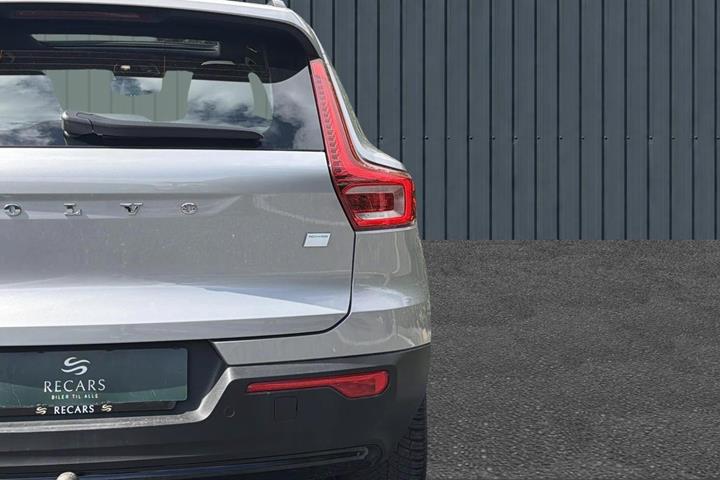 Orange Volvo XC40 fra 2024