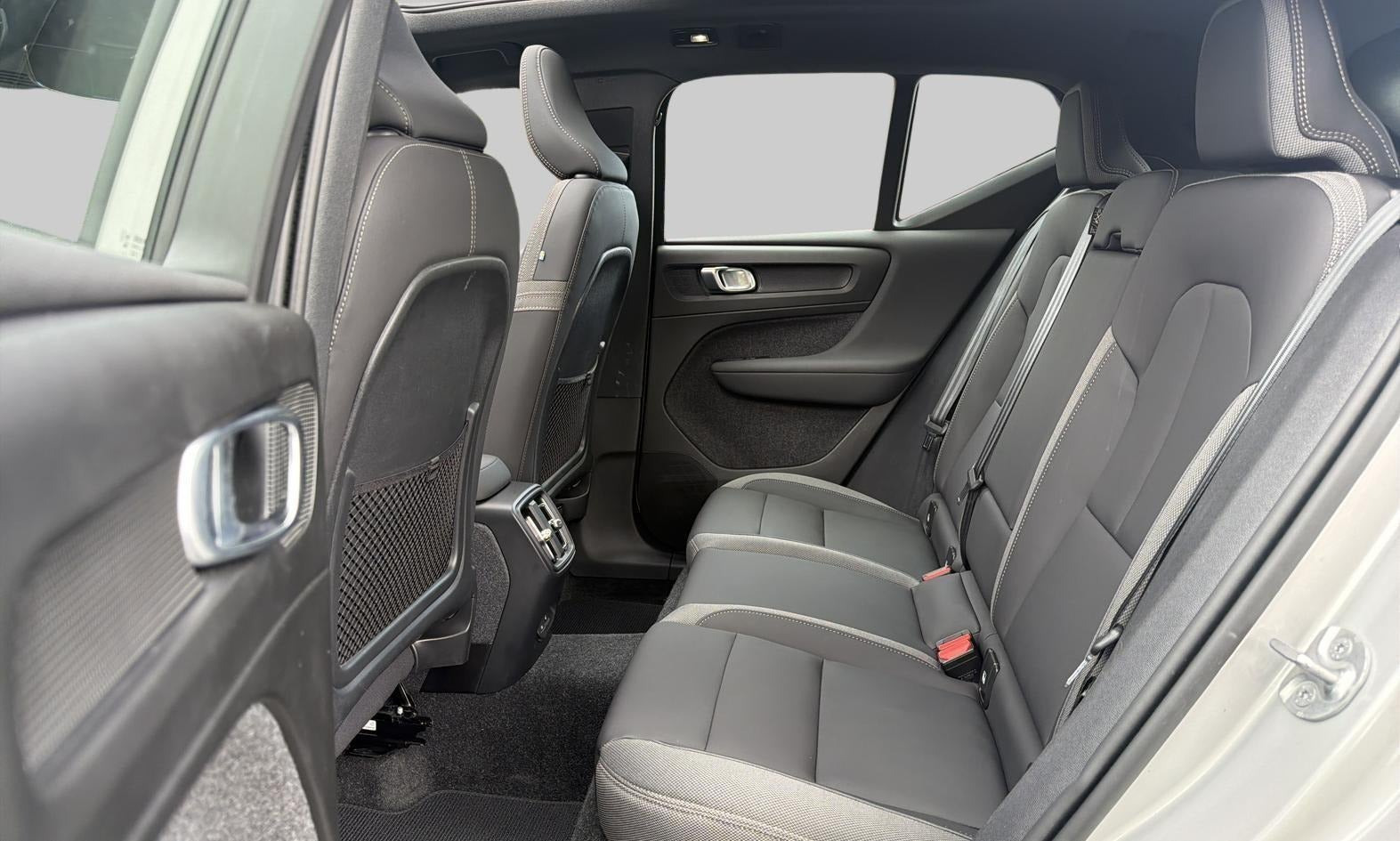 Orange Volvo XC40 fra 2024