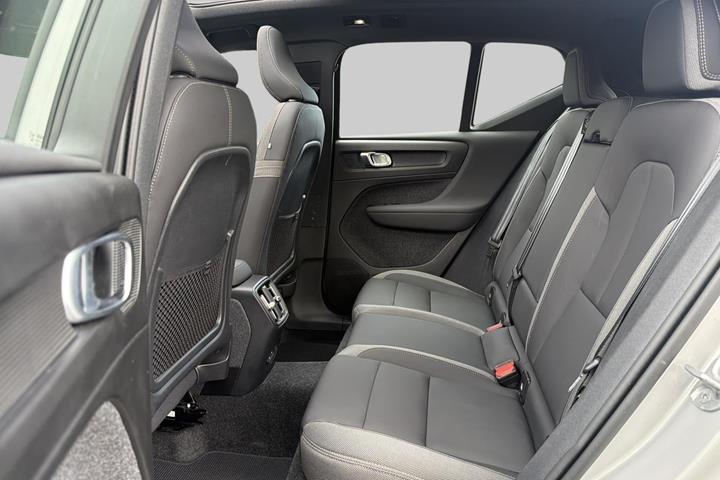 Orange Volvo XC40 fra 2024