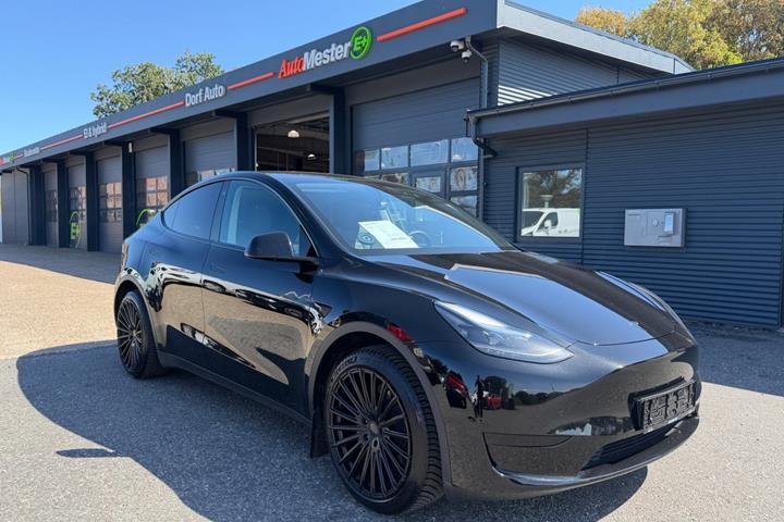 Sort Tesla Model Y fra 2023