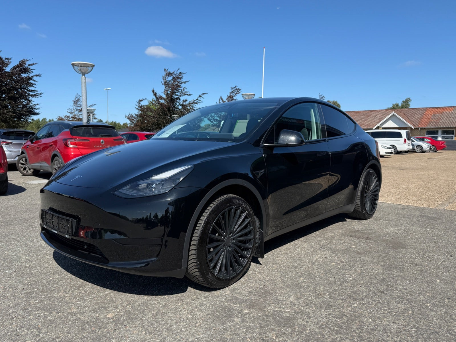 Sort Tesla Model Y fra 2023