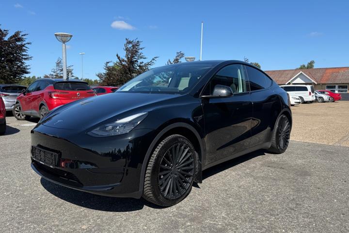 Sort Tesla Model Y fra 2023