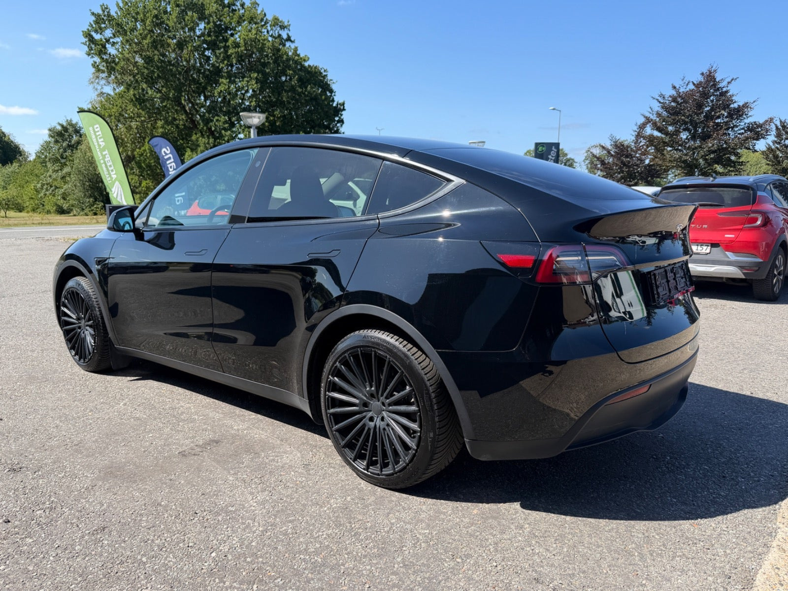 Sort Tesla Model Y fra 2023