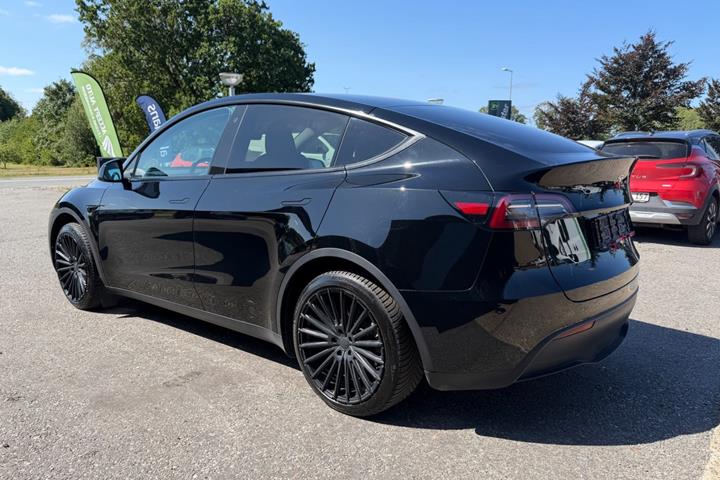 Sort Tesla Model Y fra 2023