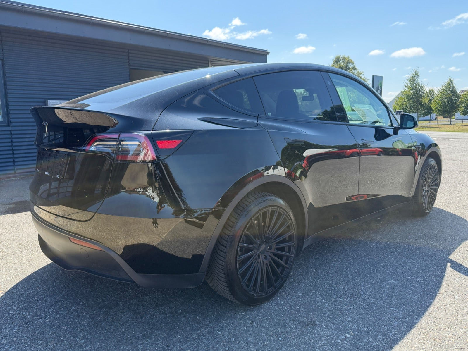 Sort Tesla Model Y fra 2023
