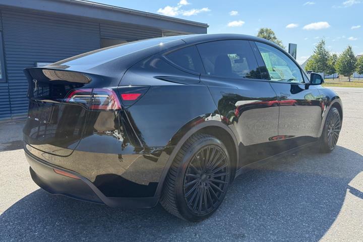 Sort Tesla Model Y fra 2023
