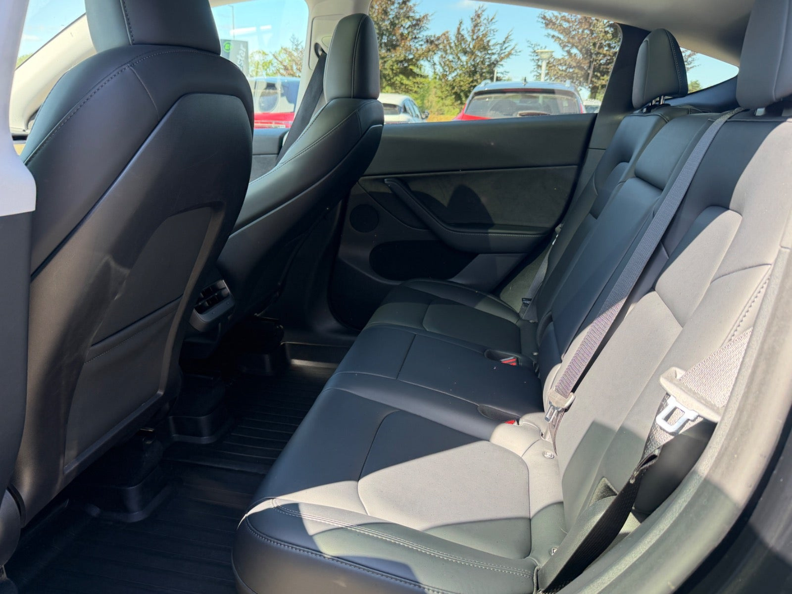 Sort Tesla Model Y fra 2023