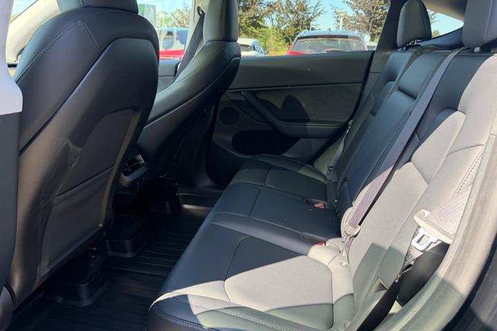 Sort Tesla Model Y fra 2023