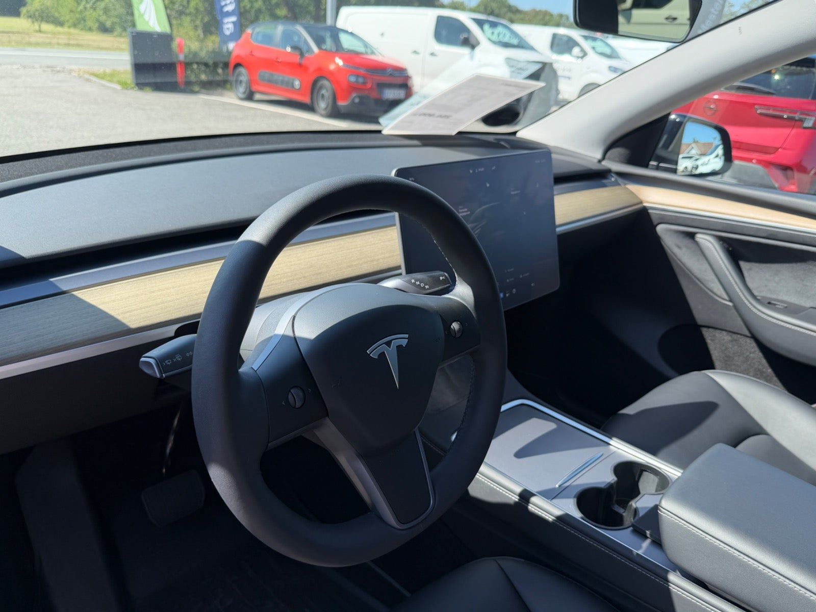 Sort Tesla Model Y fra 2023