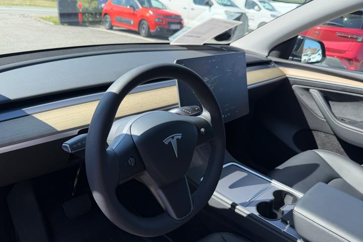 Sort Tesla Model Y fra 2023