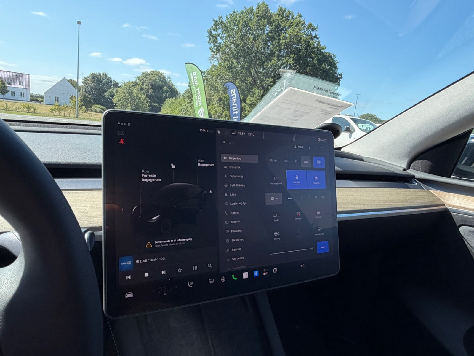 Sort Tesla Model Y fra 2023