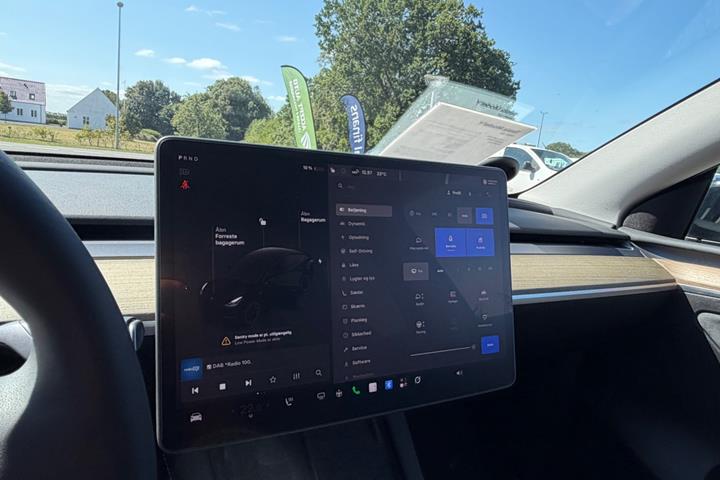 Sort Tesla Model Y fra 2023