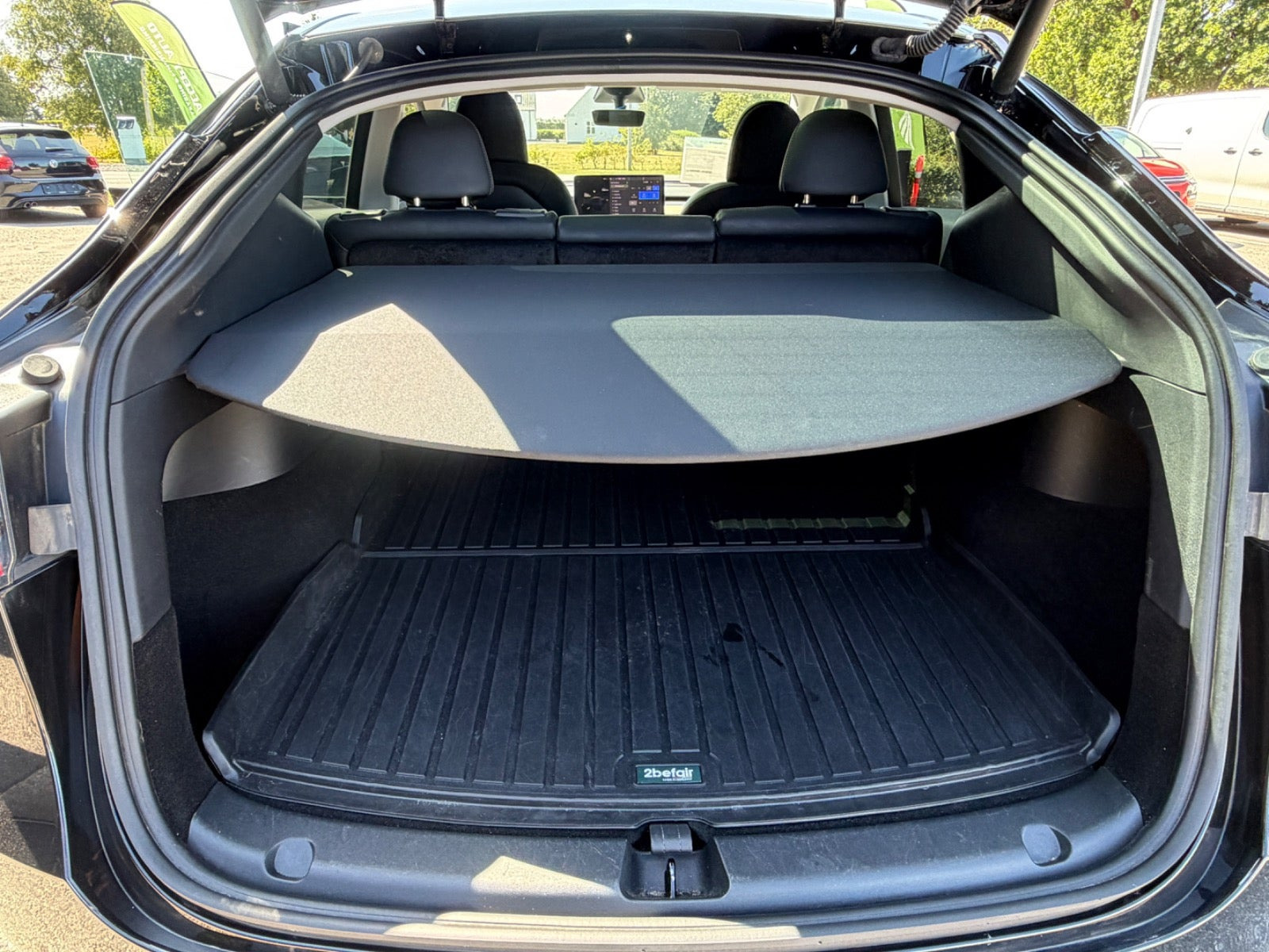 Sort Tesla Model Y fra 2023