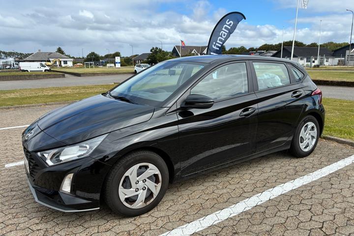 Grå Hyundai i20 fra 2024