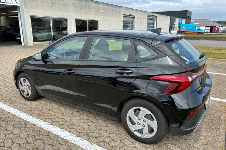 Grå Hyundai i20 fra 2024