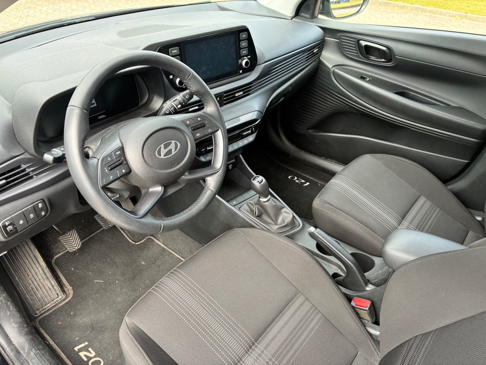 Grå Hyundai i20 fra 2024