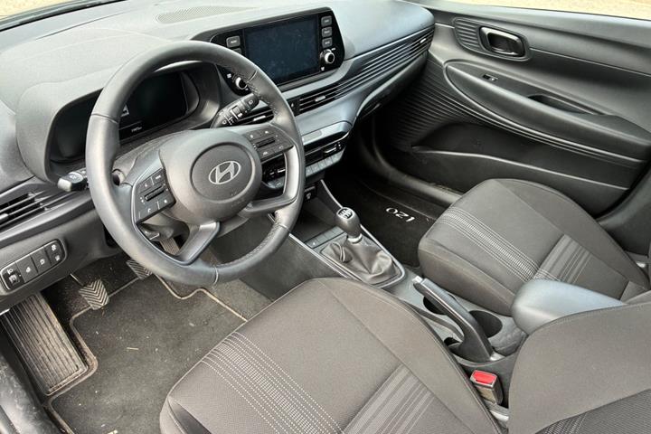 Grå Hyundai i20 fra 2024