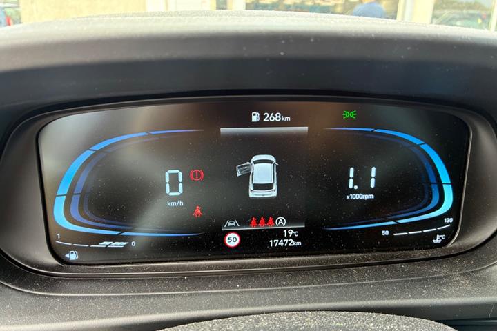 Grå Hyundai i20 fra 2024