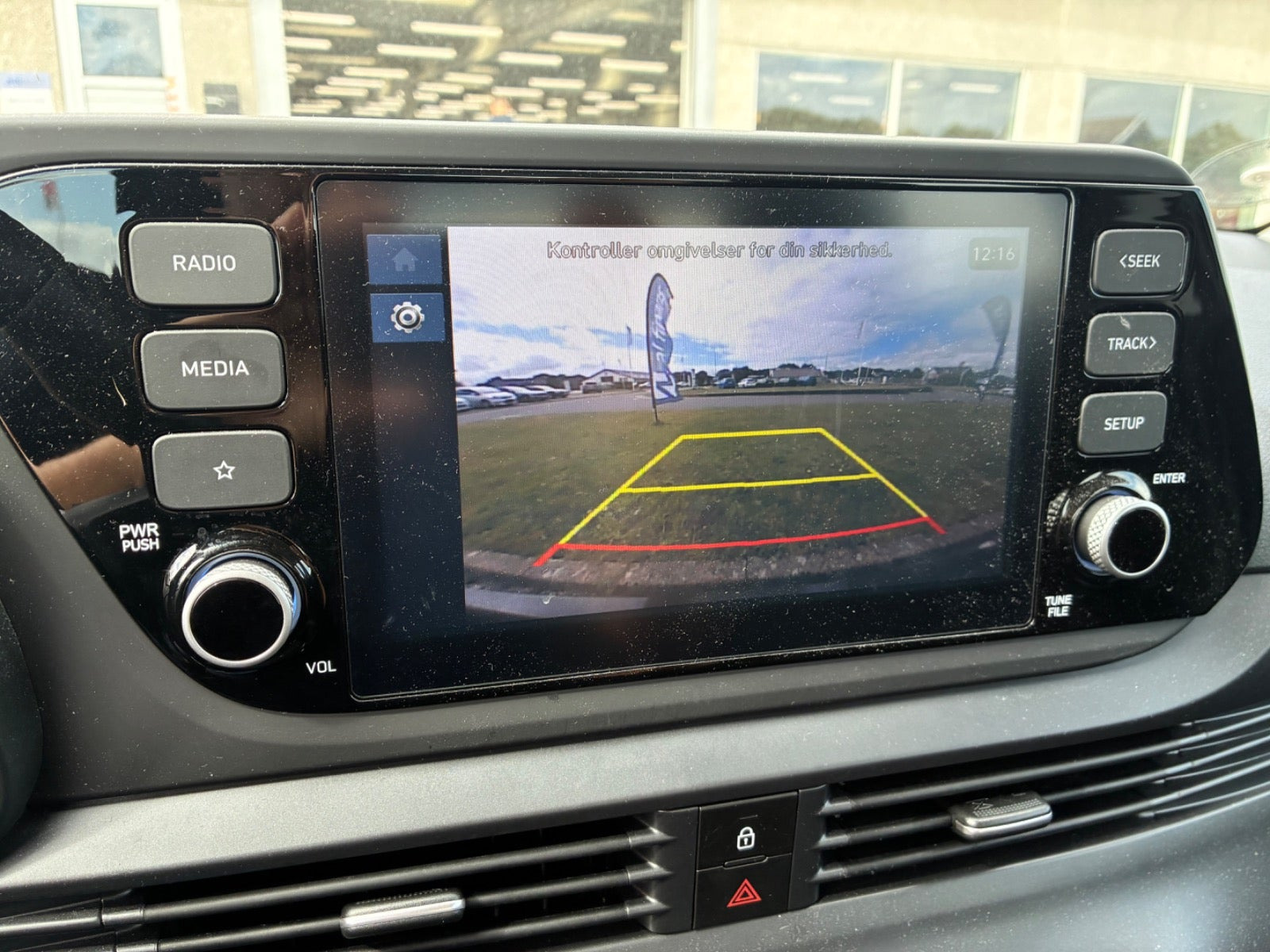 Grå Hyundai i20 fra 2024