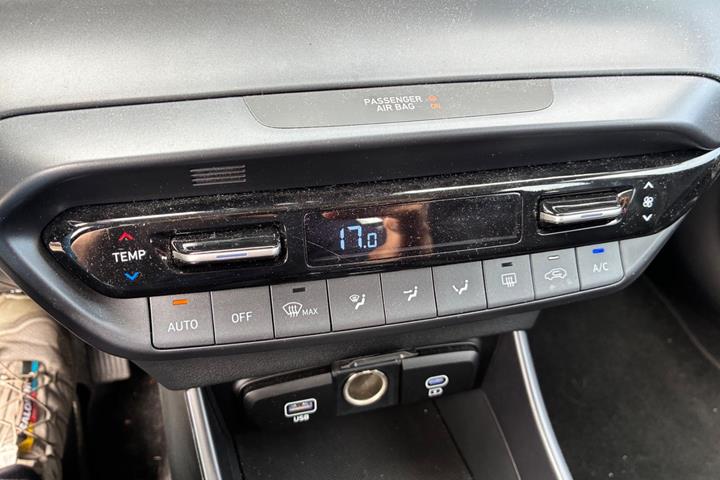 Grå Hyundai i20 fra 2024