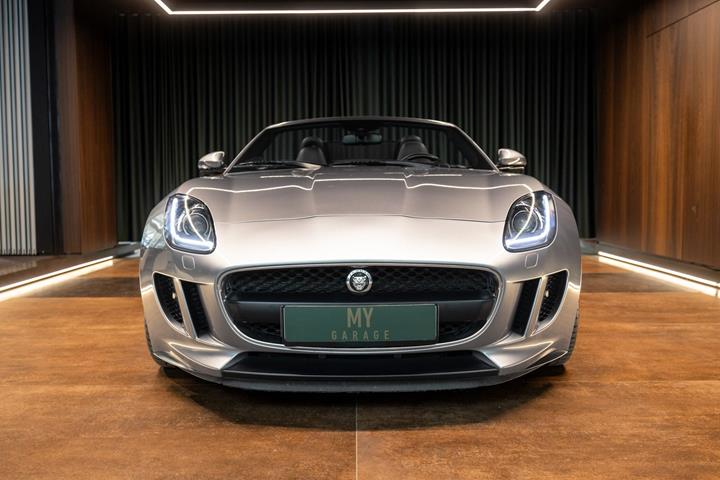 Grå Jaguar F-Type fra 2013