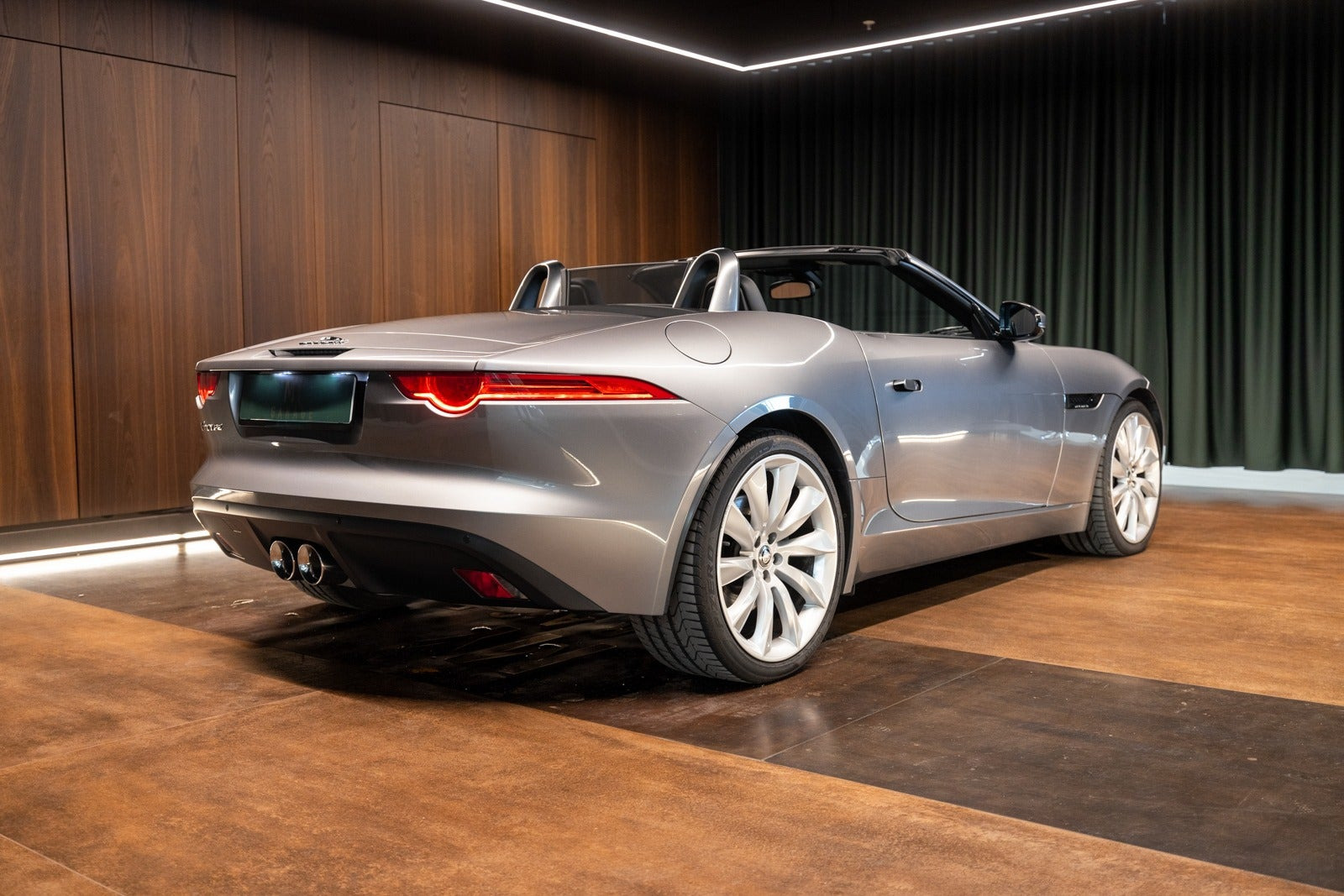 Grå Jaguar F-Type fra 2013