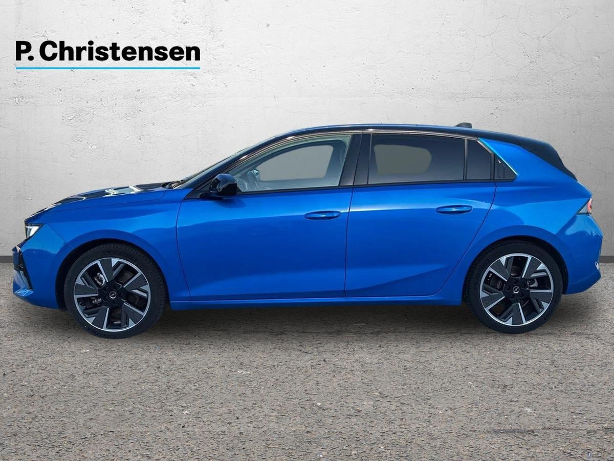 Blå Opel Astra-e fra 2024