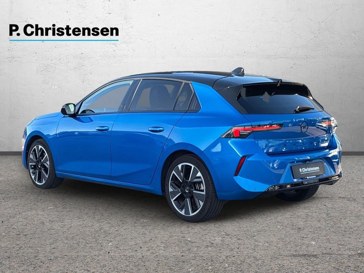 Blå Opel Astra-e fra 2024