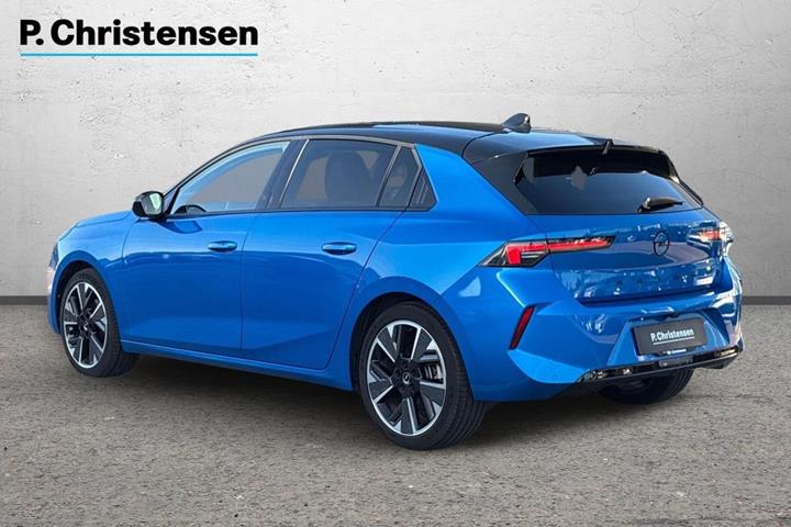 Blå Opel Astra-e fra 2024
