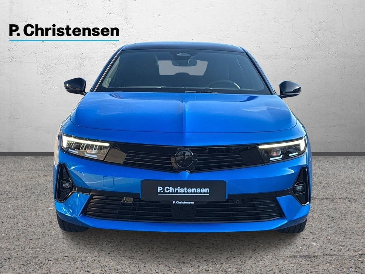 Blå Opel Astra-e fra 2024