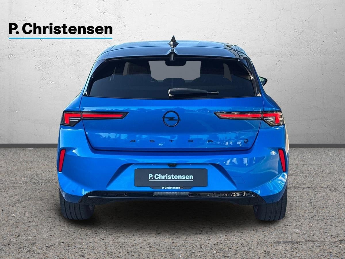 Blå Opel Astra-e fra 2024