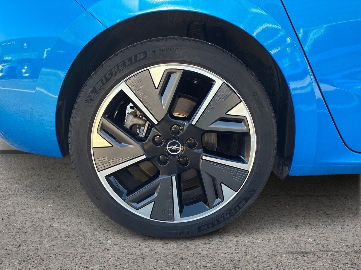 Blå Opel Astra-e fra 2024