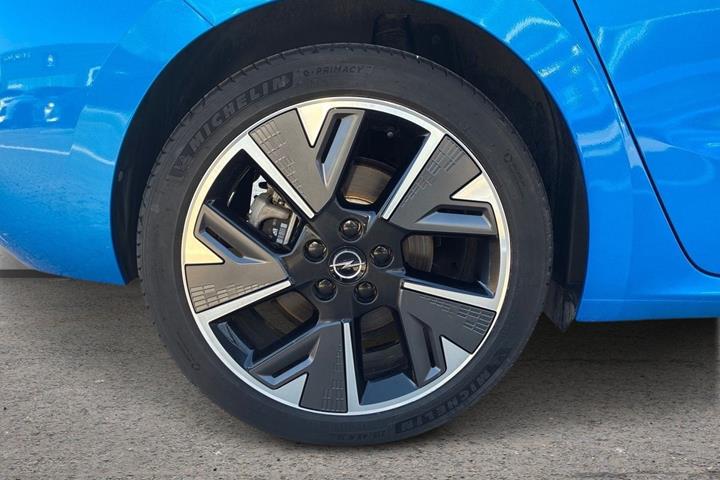 Blå Opel Astra-e fra 2024