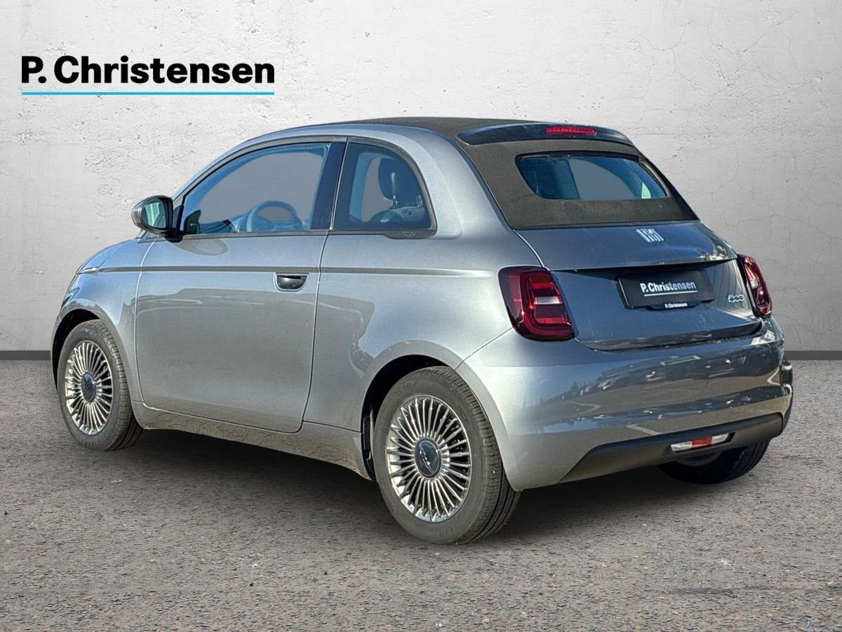 Grå Fiat 500e fra 2022