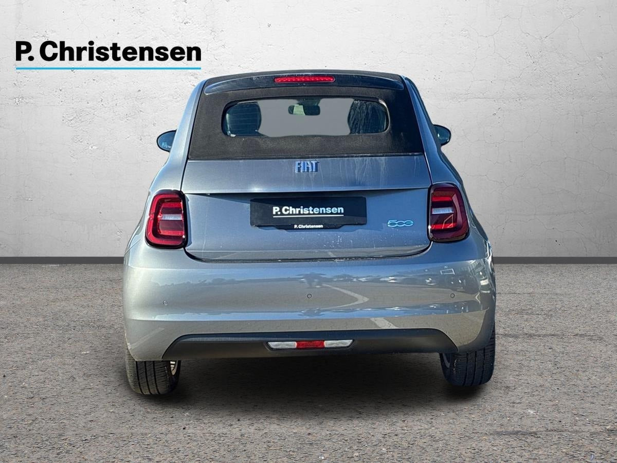 Grå Fiat 500e fra 2022