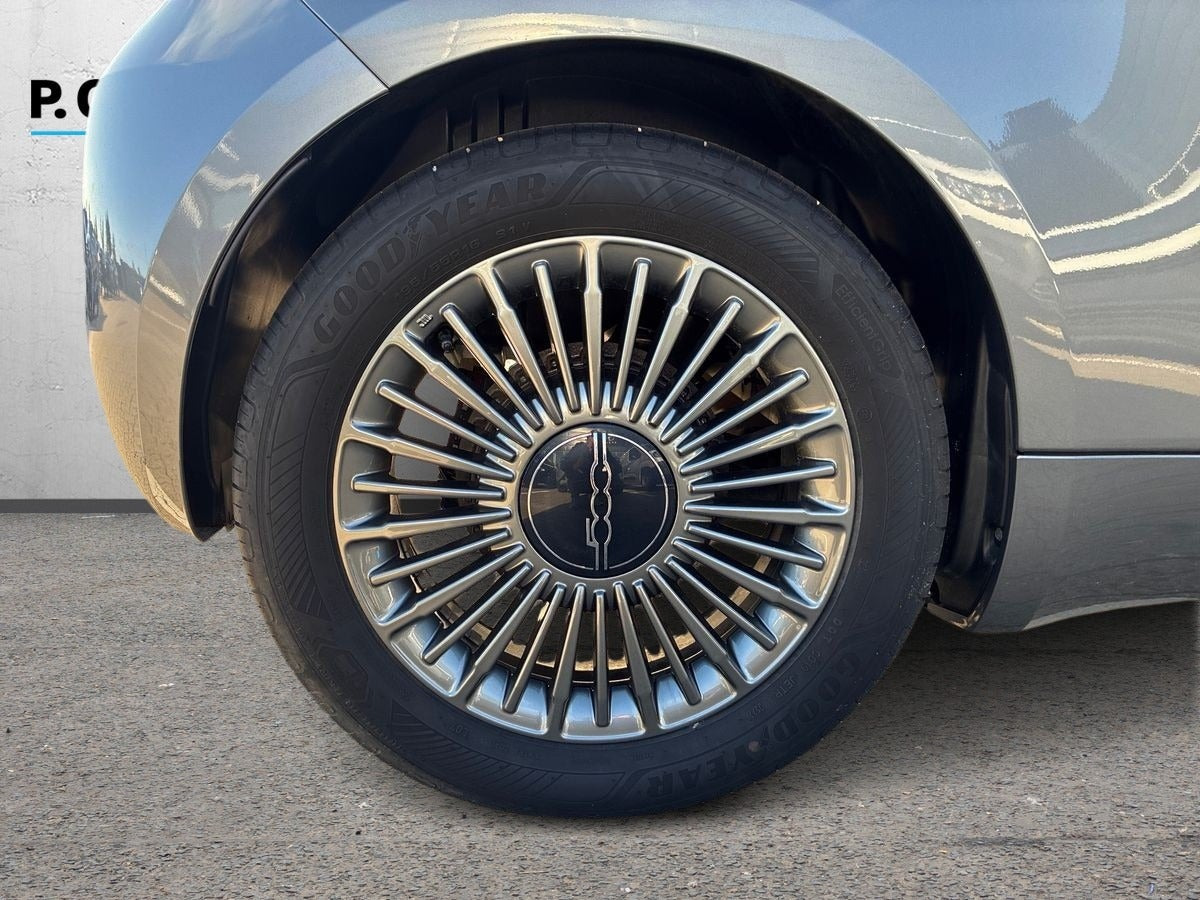 Grå Fiat 500e fra 2022