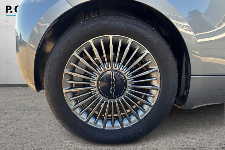 Grå Fiat 500e fra 2022