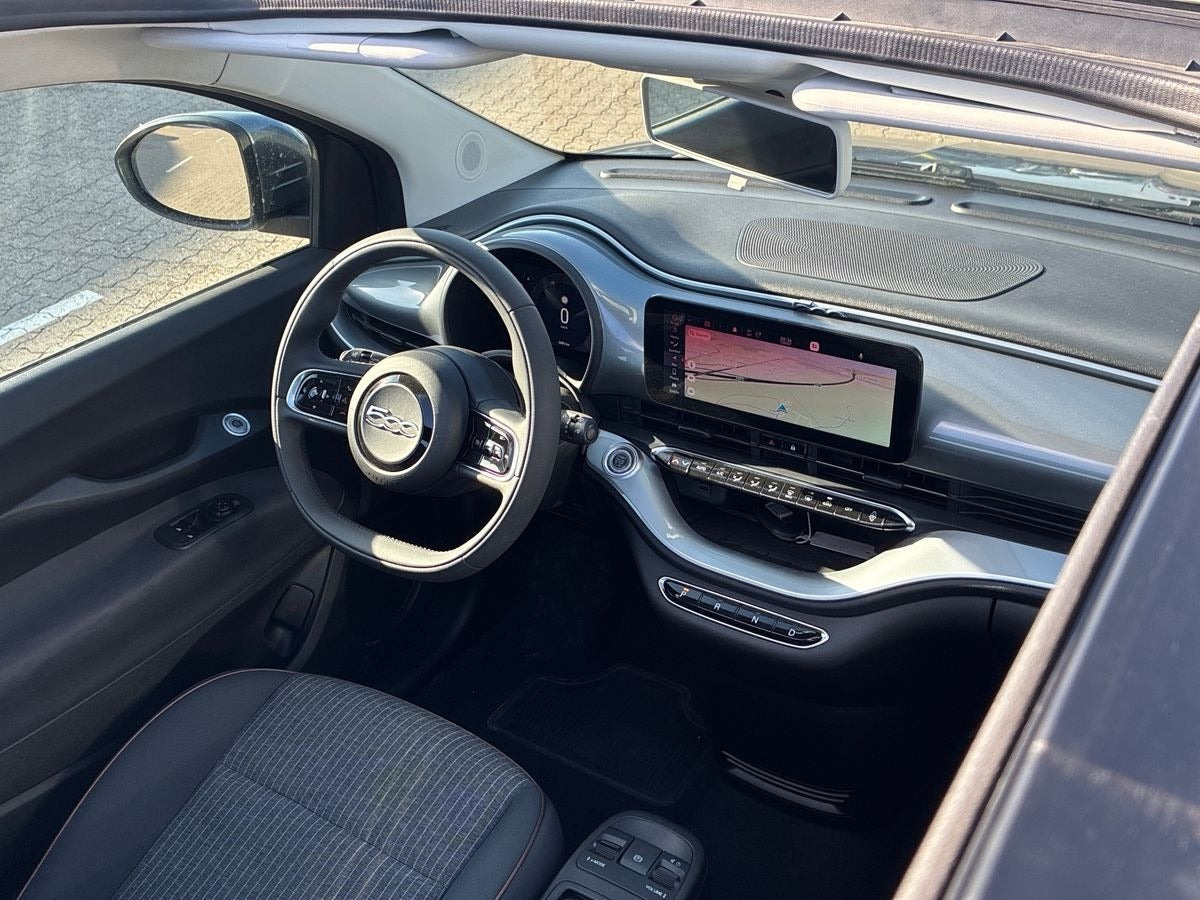Grå Fiat 500e fra 2022