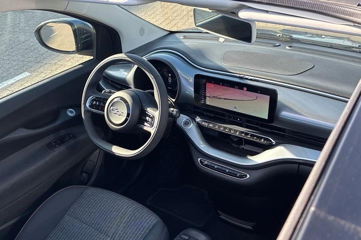Grå Fiat 500e fra 2022